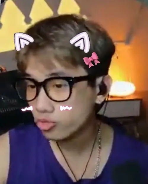 Meme hôn trộm cặp đôi mô tả tình huống vui khó đỡ.