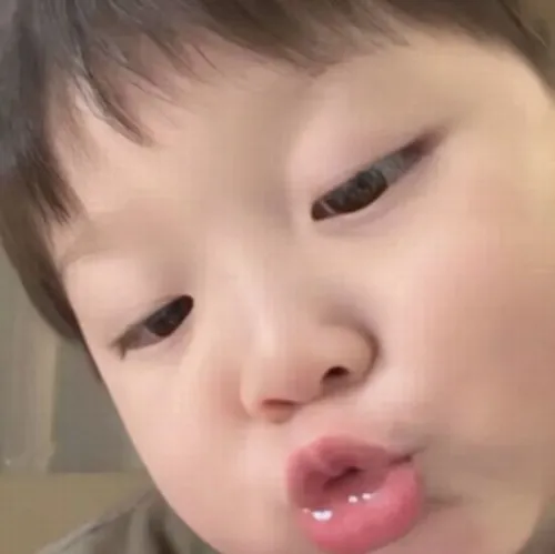 Meme hôn giả vờ mang sắc thái hài hước thân thiện.