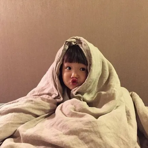 Meme hài em bé mím môi đáng yêu đến lụi tim