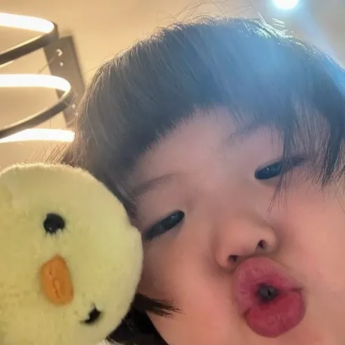 Meme hôn đầu tượng trưng cho yêu thương che chở.