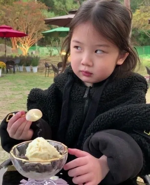 Khi biểu cảm em bé dỗi đáng yêu thay lời muốn nói