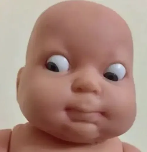 Ảnh hài bé yêu ngại ngùng liếc qua máy ảnh