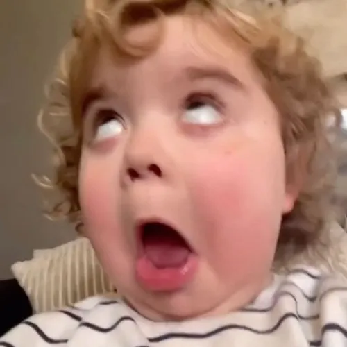 Hình chế baby cười tinh nghịch sau khi được khen