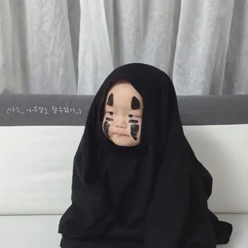 Meme hài bé con cười giữa ánh nắng ban mai