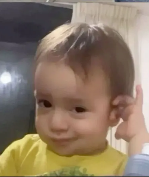 Meme hài bé yêu giơ tay xin lỗi cực dễ thương