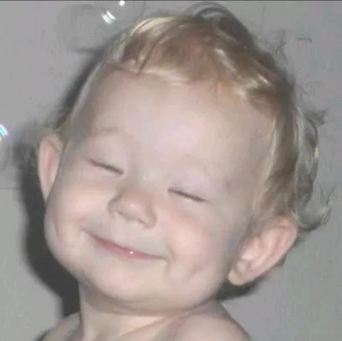 Meme chế trẻ nhỏ ngáp dài đầy ngộ nghĩnh