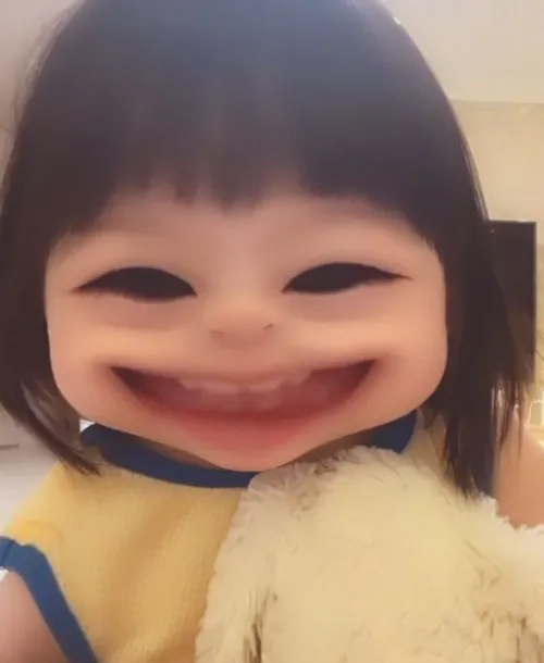 Meme vui nhóc đáng yêu giơ tay làm dáng