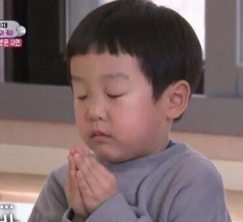 Meme hài nhóc đáng yêu mếu mà vẫn cute