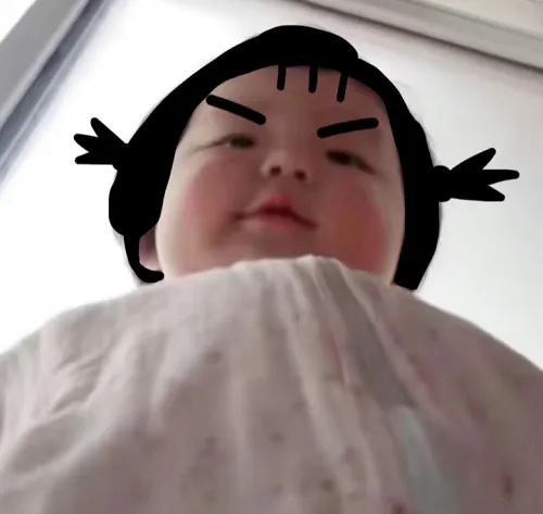 Hình vui bé con cười trong nước mắt long lanh