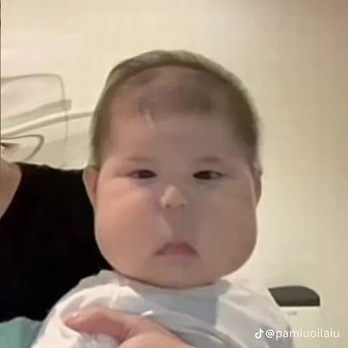 Ảnh troll nhóc tì liếc trộm đồ chơi lấp lánh