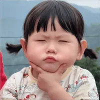 Ảnh troll nhóc tì với ánh mắt tò mò khó tả