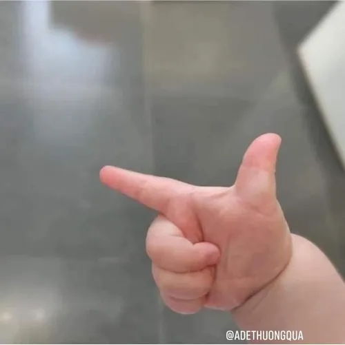 Meme hài bé khóc nhè trong vòng tay mẹ