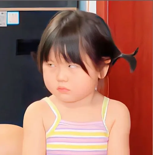 Meme chế bé yêu cười rạng rỡ bên anh chị