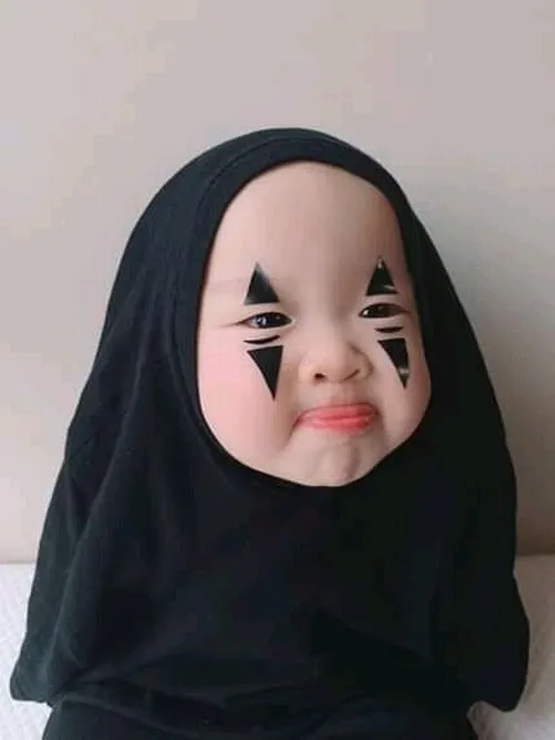 Ảnh vui trẻ nhỏ giơ tay đòi ôm mẹ