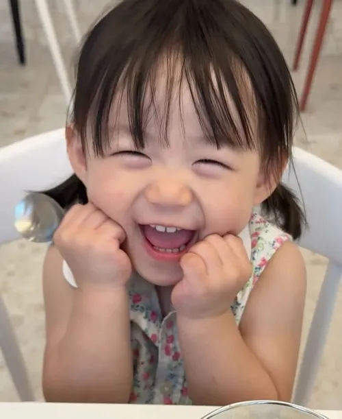 Hình vui bé Hàn cười tít mắt cùng bạn chơi.