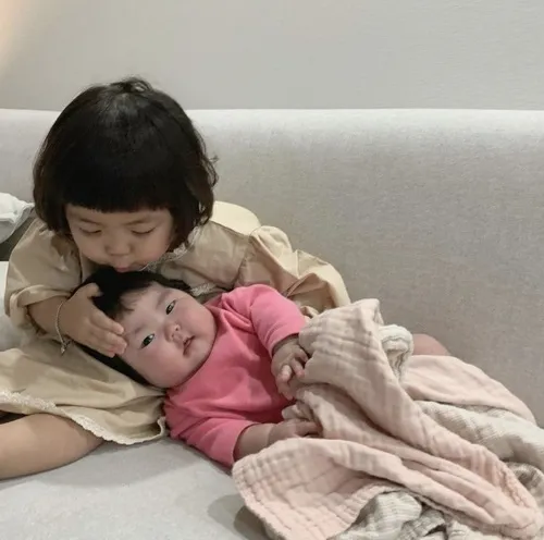 Ảnh troll cục cưng Hàn khóc nhẹ vì mất đồ chơi.