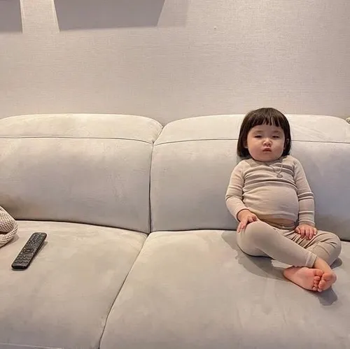 Meme hài nhóc con Hàn Quốc nhăn mặt vì chua.