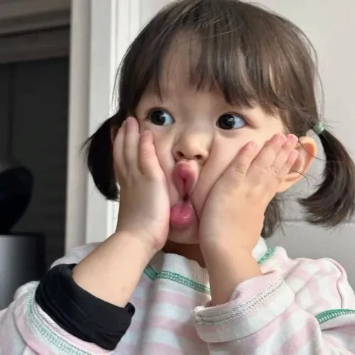 Meme hài bé Hàn ngủ gật giữa ánh đèn sân khấu.