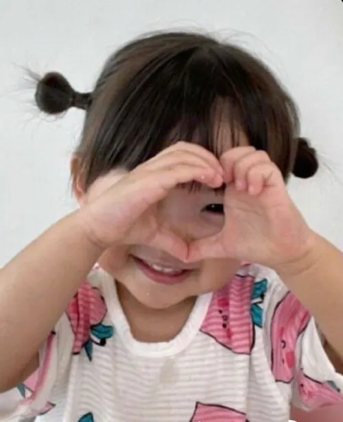 Ảnh chế nhóc Hàn biểu cảm dỗi đáng yêu.