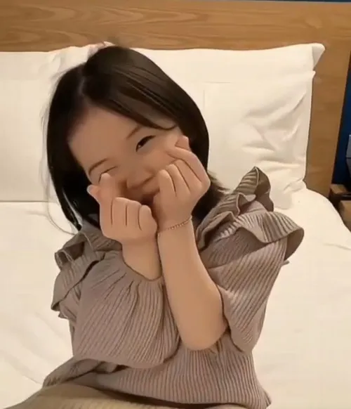 Meme vui bé Hàn khoe nụ cười tươi rói.