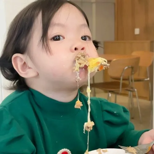 Meme hài bé Hàn ngước mắt trong veo nhìn camera.