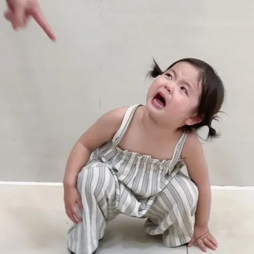 Hình chế nhóc đáng yêu ngơ ngác trước ống kính.