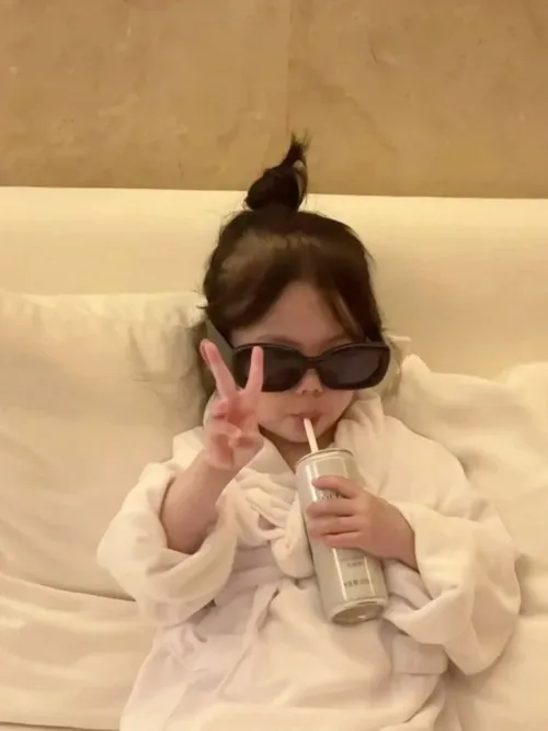 Meme bé Hàn Rohee và hành trình chữa lành thế giới online