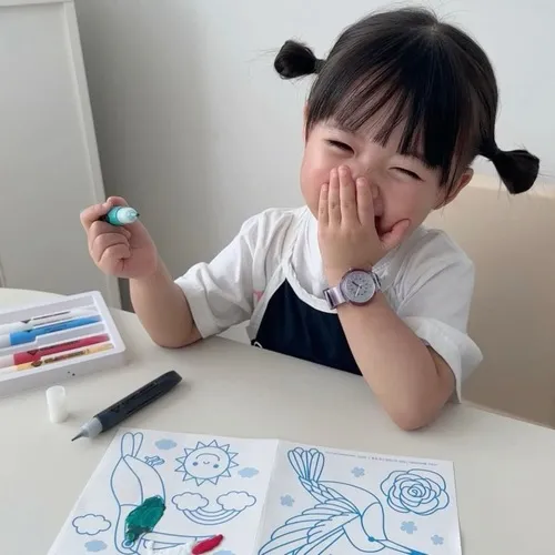 Meme troll bé con Hàn che mặt xấu hổ.