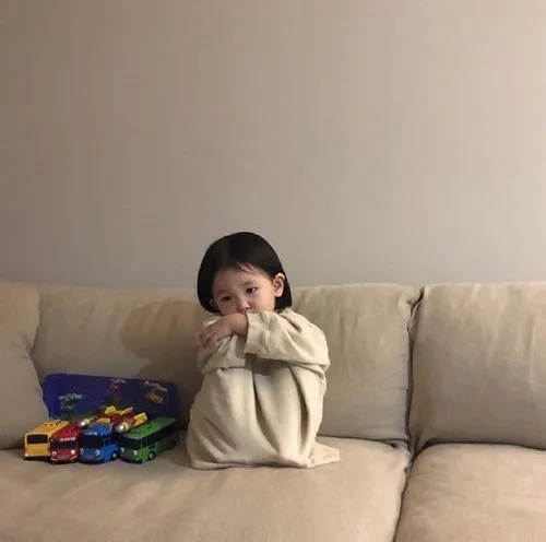 Khi nụ cười bé con Rohee Hàn Quốc trở thành “liều thuốc cảm xúc”