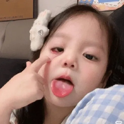 Ảnh vui nhóc Hàn nằm chơi cùng thú bông.