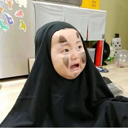 Hình meme vui nhộn ghi lại khoảnh khắc bé Hàn dỗi nhẹ.