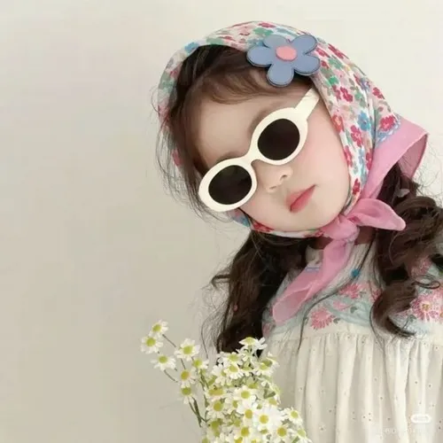 Meme hài bé con Hàn với biểu cảm cười tít mắt.