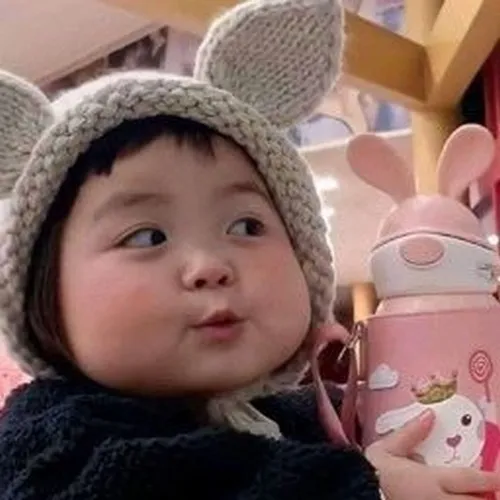 Meme vui nhóc tì Hàn bĩu môi khi bị chụp lén.