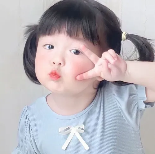 Ảnh hài bé Hàn chạy lon ton trong studio.