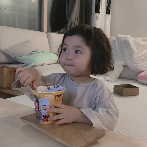 Ảnh troll cục cưng Hàn giả vờ giận rồi cười.