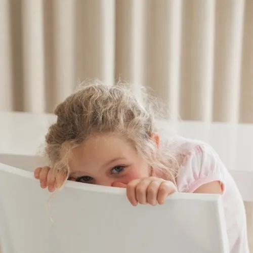 Meme hài ngượng ngùng phản ánh tình huống lúng túng dễ thương