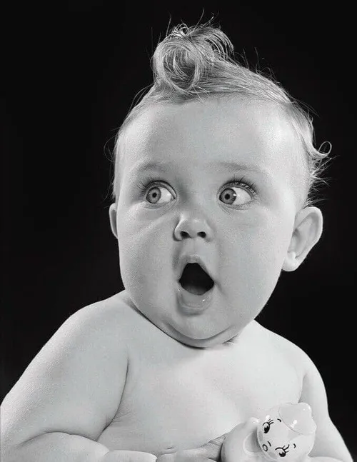 Meme em bé hốt hoảng mô phỏng cú “shock” tinh thần bằng biểu cảm phóng đại