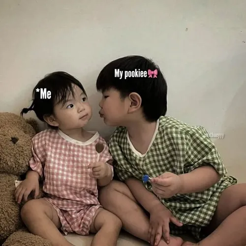 Tình yêu và tiếng cười hòa làm một trong meme hôn