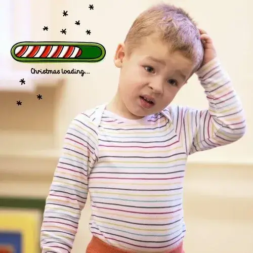 Hình troll con mèo lú não với dáng đứng cứng đơ khó tả