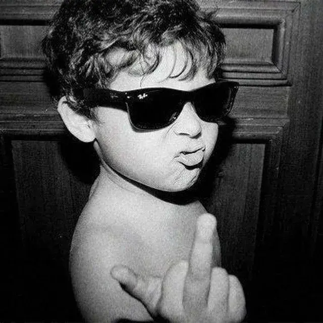 Hình chế giơ ngón giữa + mặt cười biến căng thành hài.