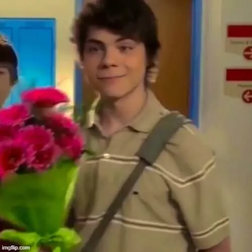 Ảnh troll người yêu nhận hoa mà không biết nói gì