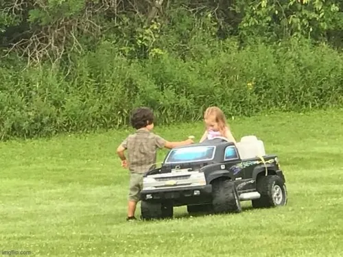 Meme hài tặng hoa hồng đỏ nồng nàn kèm nụ cười ngại ngùng