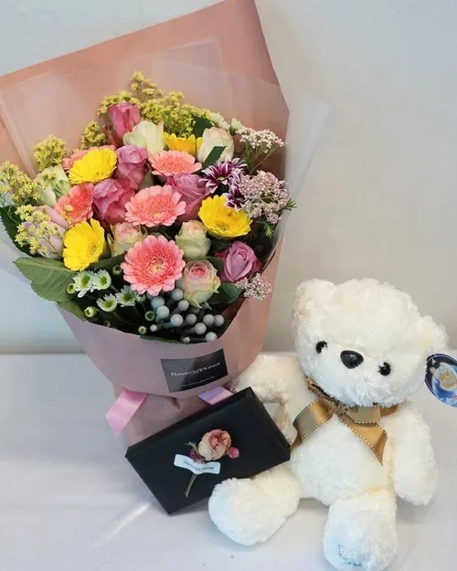 Meme hài bó hoa nhựa bị nhầm là thật khiến ai cũng cười