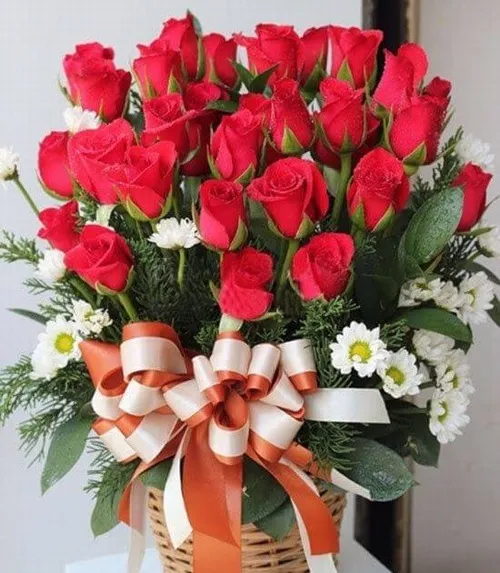 Ảnh vui bó hoa hồng rực rỡ tặng mẹ ngày 8/3 đầy yêu thương