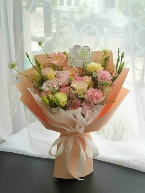 Ảnh troll bó hoa bị rơi nửa chừng mà vẫn giữ nét cảm động