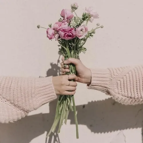 Ảnh hài cô gái cười gượng khi được tặng hoa