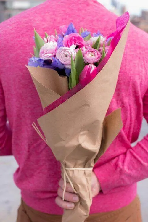 Ảnh vui bó hoa lan tím quý phái tặng mẹ trong lễ kỷ niệm