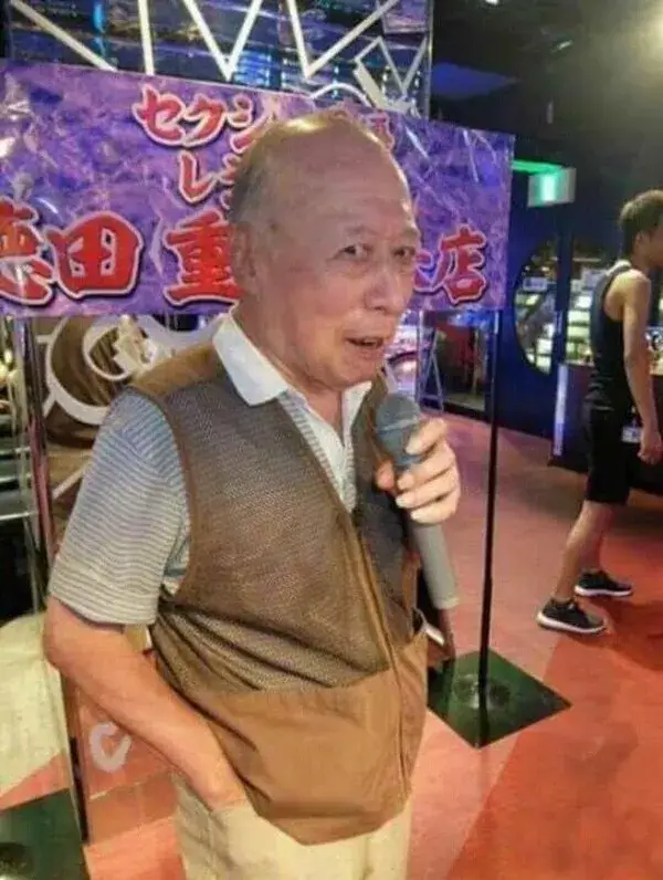 Meme Tokuda ánh mắt gợi tình pha chút mỉa mai độc đáo.