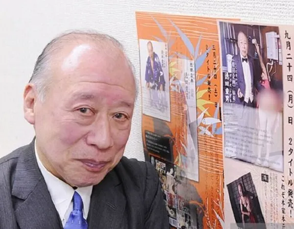 Ảnh chế Tokuda nụ cười đểu và ánh nhìn đầy ẩn ý.