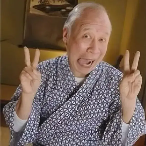 Meme Tokuda Shigeo nụ cười mím mép khiến caption nào cũng hợp.